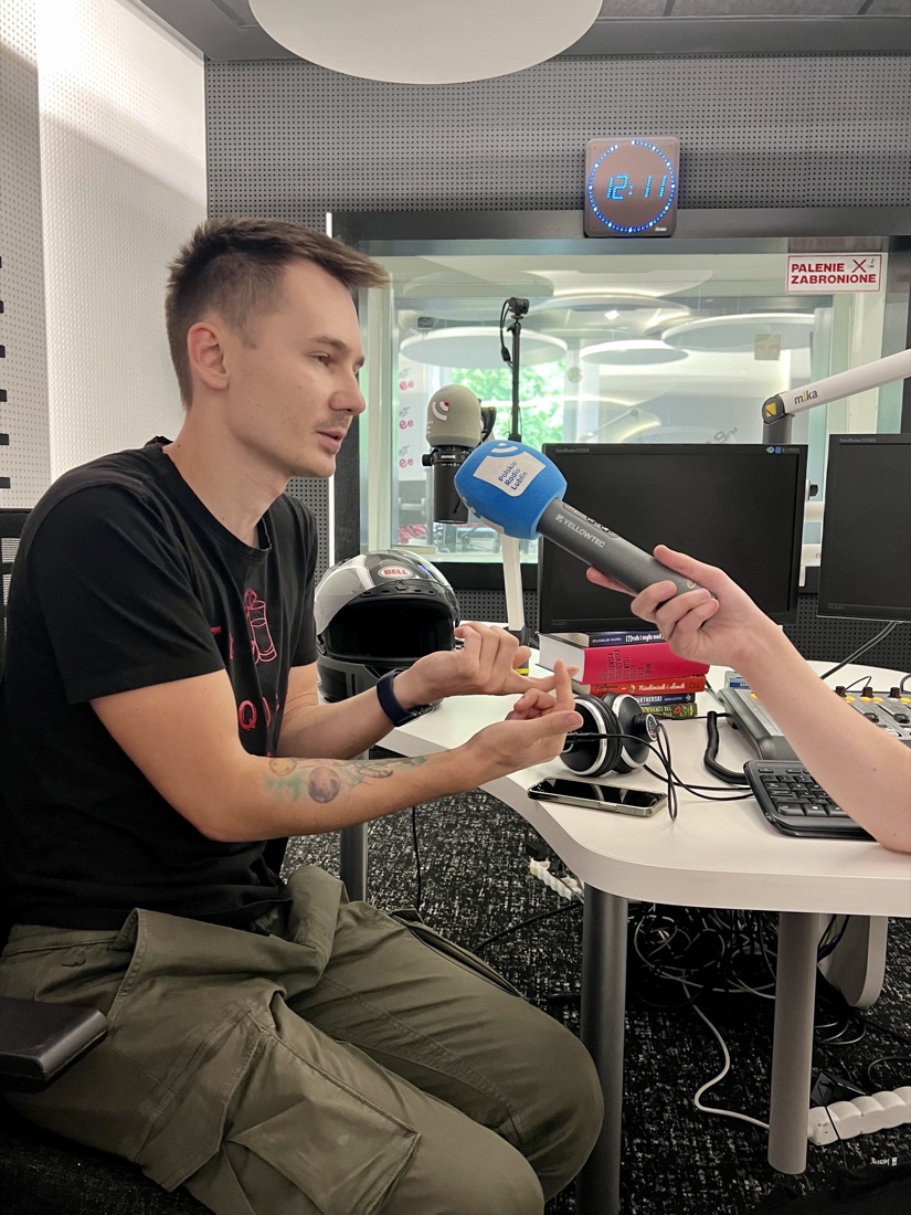 Rafał Garbacz w studiu radiowym opowiada o praktycznym użyciu AI w biznesie