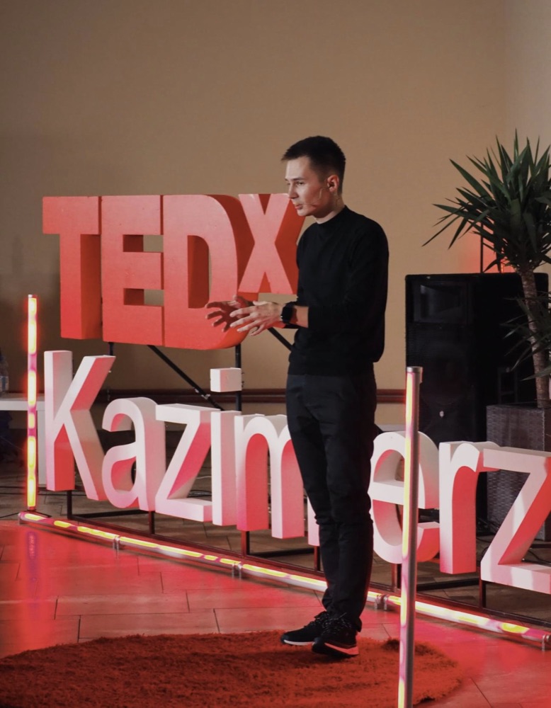 Rafał Garbacz podczas wystąpienia TEDxKazimierz o technologii i AI